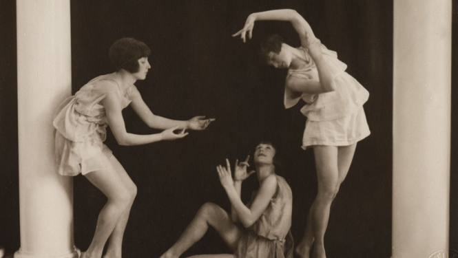 Beatrises Vīgneres fiziskās un estētiskās audzināšanas skolas trīs vecākās grupas audzēknes plastiskās dejas numurā “Pastorāle”. 1927. Rakstniecības un mūzikas muzeja kolekcija.  Foto: Augusts Rostoks, Rīga