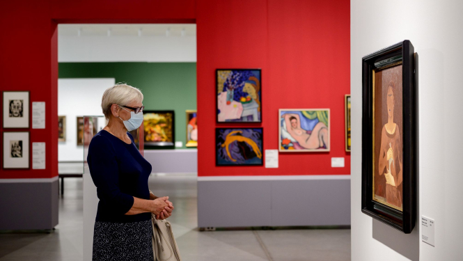 Apmeklētāji izstādē “Rīgas mākslinieku grupa – 100” Latvijas Nacionālā mākslas muzeja galvenajā ēkā. Rīga, 2021. Foto: Otto Strazds