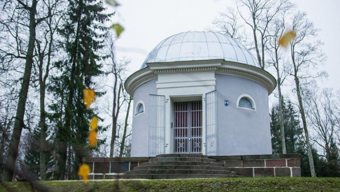 Alūksnes muižas parkā atjaunots Fītinghofu dzimtas mauzolejs