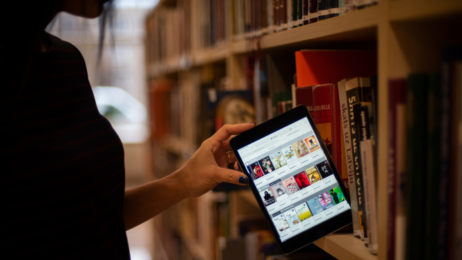 Bibliotēkas grāmatplaukts un planšete