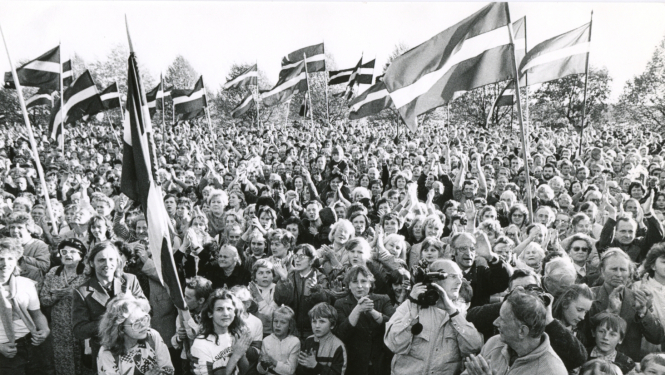 Manifestācija toreizējā Komjaunatnes (tagad 11. novembra) krastmalā pēc Deklarācijas "Par Latvijas Republikas neatkarības atjaunošanu" pieņemšanas. 1990. gada 4. maijs. Foto: Anda Krauze. LNVM krājums.