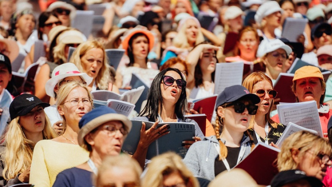 Kordziedātājas XXVII Vispārējo latviešu Dziesmu un XVII Deju svētku kopkora mēģinājumā