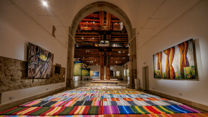 Izstāde “Pļava” Dekoratīvās mākslas un dizaina muzejā, krāsaini gobelēni un austas segas