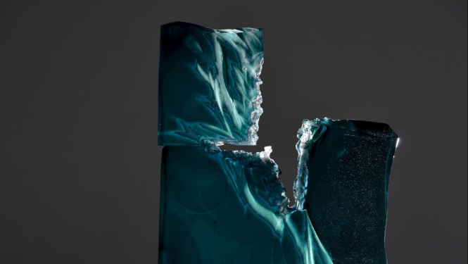 Anda Munkevica. Vēstures lappuse. 2016. Pārvilktais stikls, kausēts formā, gravēts. Notojimas Stikla mākslas muzeja krājums, Japāna. Foto: Ilmārs Znotiņš