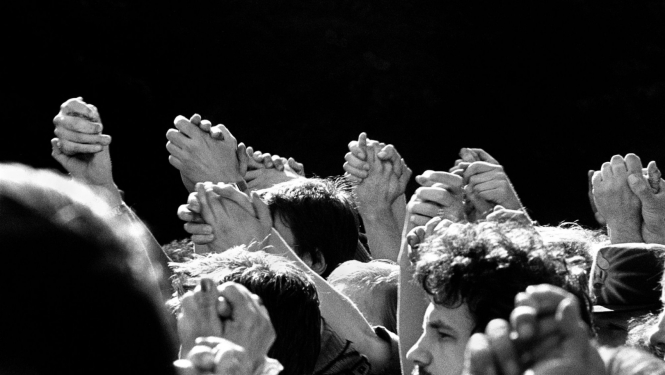 Cilvēki demonstrācijā. Melnbalts foto.