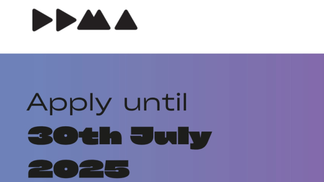 Vizuālais materiāls, kurā uz baltā fona ir redzams Austrumeiropas Mūzikas akadēmijas logotips, zem kura uz violetā fona ir rakstīts, ka pieteikšanās Austrumeiropas Mūzikas akadēmijai ir atvērta līdz 30. jūlijam