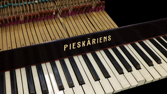 Mūzikas instrumentu kolekcijas izstādes “Pieskāriens” fragments - klavieres ar uzrakstu "Pieskāriens"