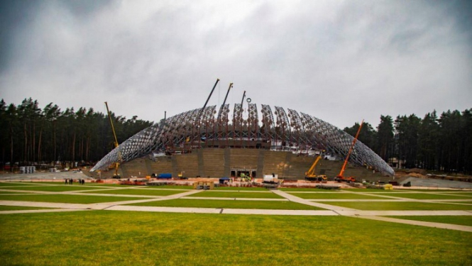 Virs jaunās Mežaparka Lielās estrādes pacelts spāru vainags