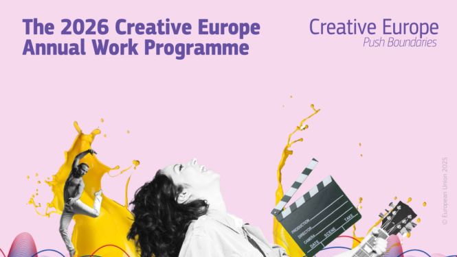 Vizuālais materiāls, uz kura ir uzrakstīts "Radošās Eiropas 2026. gada ikgadējā Darba Programma". Attēlā uz rozā fona ir redzama sieviete ar ģitāru rokās, viņai aizmugurē ir dzeltenās krāsas šļakatas un krāsainas līnijas.  