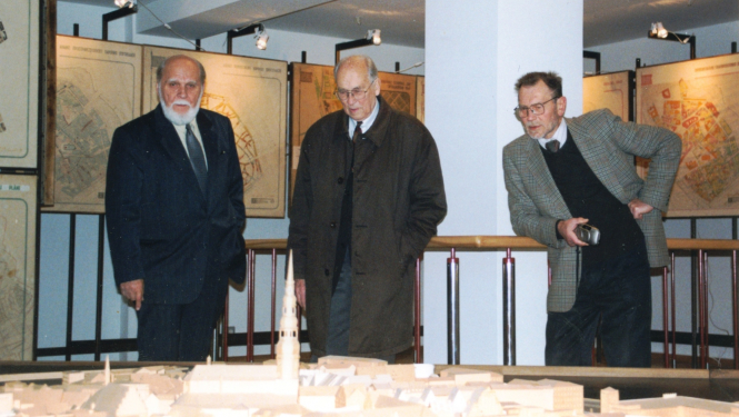 Vecrīgas reģenerācijas projekts, makets, un tā autori Edgars Pučiņš, Andrejs Holcmanis un Edvīns Burkovskis. 2003. Foto: Latvijas Arhitektūras muzejs