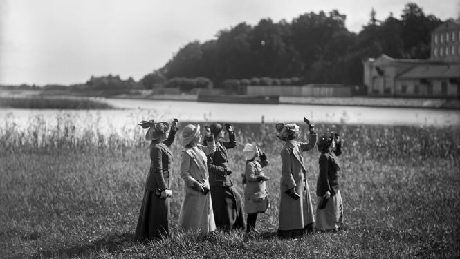 Fotogrāfs nezināms. Latviešu Fotogrāfiskās biedrības dāmu komitejas grupa saules aptumsuma vērošanas brīdī. 1914. gads. No Latvijas Fotogrāfijas muzeja krājuma