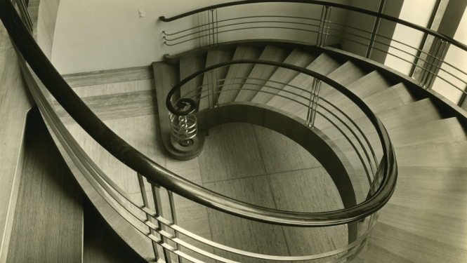 Roche administrācijas ēka (Bldg 21, 1936) Bāzelē. Vadības daļa ēkā. Skats no augšas uz centrālajām ozolkoka kāpnēm