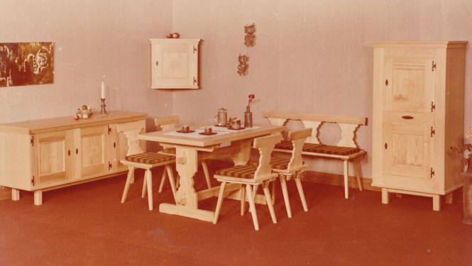 Ēdamistabas mēbeļu komplekts “Saulīte”. 1975. Dizaina autore Maija Pumpura, ražotne “Teika”. 1975. gadā Plovdivas Mēbeļu izstādē ieguvis Zelta medaļu. Foto: V. Ezeriņš.  Foto no Jura Emsiņa arhīva. Ilustrācija Kristīnes Budžes lekcijai