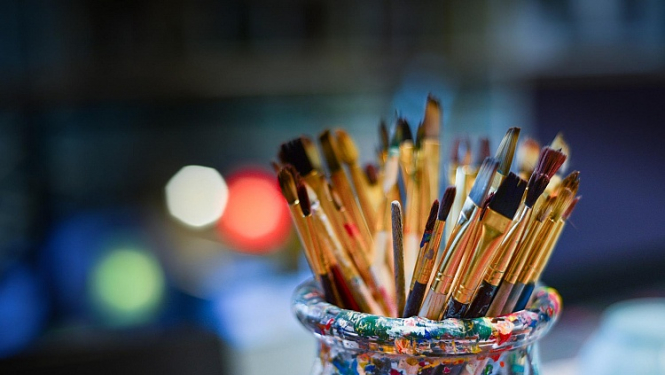 Arī pašnodarbinātas personas - nepilnas darba slodzes pedagoģiskā vai radošā darba veicēji - varēs pretendēt uz dīkstāves pabalstu