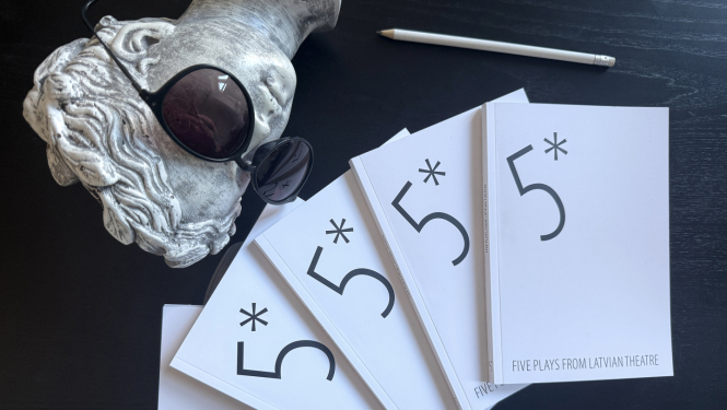 Latviešu jaunākās dramaturģijas izlases angļu valodā “Five plays from Latvian theatre” sējums uz galda