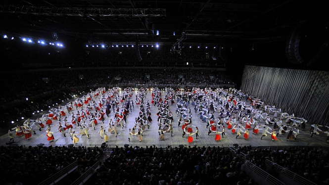 Trešā diena: latviešu mūzika pūtēju orķestriem, tautas mūzikas un mazākumtautību kolektīvu koncerti, mūzikls, pasaules latviešu folkloras kopas un ārvalstu viesu koncerti
