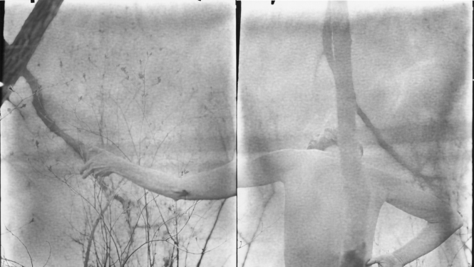 Melnbalts māksliniecisks foto ar cilvēka figūru no mugurpuses