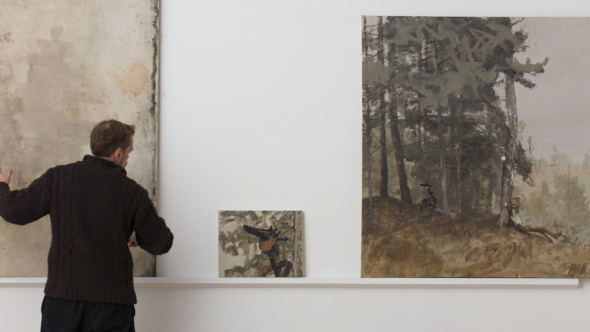 Mākslinieks Andris Eglītis izstādē