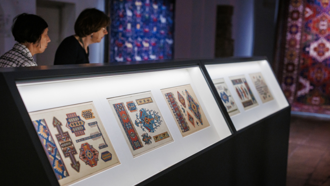 Jūlija Straumes kolorētās fotogrāfijas un zīmējumi izstādē “Atmiņas ģenētiskais kods. Azerbaidžānas paklāji”. Dekoratīvās mākslas un dizaina muzejs, 2024. Foto: Kaspars Teilāns