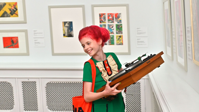 Izglītojoša raidījuma “Mazā Mula lielajā mākslas pasaulē” 2. sezonas filmēšanas procesā. 2022. Foto: Ansis Klucis