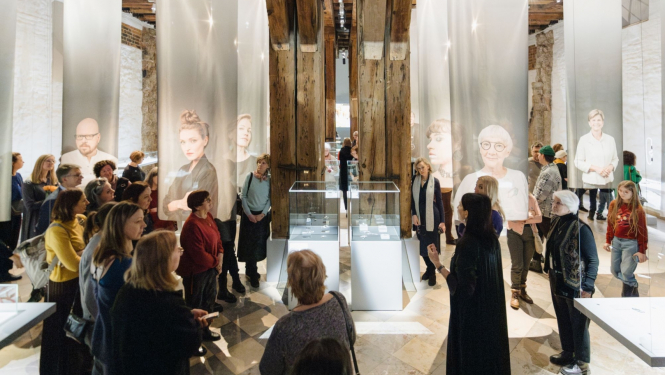 “Sarunas muzejā” izstādē “Skārien-jūtīgs” Dekoratīvās mākslas un dizaina muzejā. 2024. Foto: Jānis Vēveris