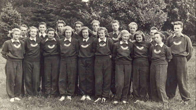 Vissavienības jauniešu 10 pilsētu turnīra dalībnieki no Latvijas. 1948. Latvijas Sporta muzeja arhīvs. Publicitātes foto