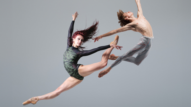 Starptautiskā Baltijas baleta konkursa publicitātes attēls - foto ar diviem baletdejotājiem