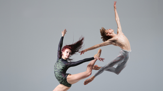 Divi baletdejotāji uz pelēka fona