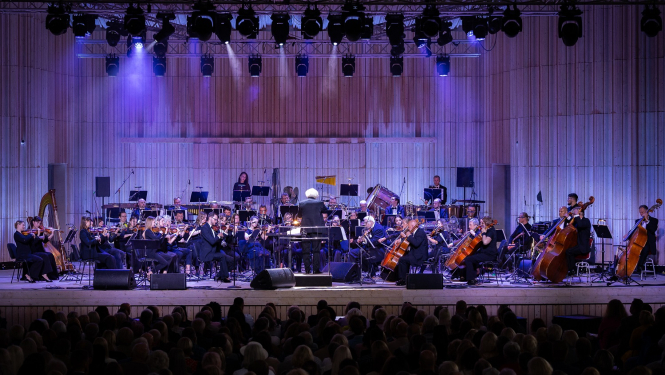 Liepājas simfoniskais orķestris uz skatuves