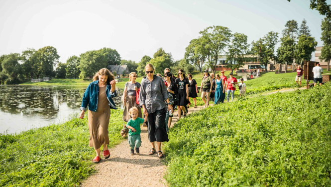 Vides mākslas taka “Aci pret aci ar dabisko” atklāšanas pasākums, apmeklētāji dodas maršrutā pa taku