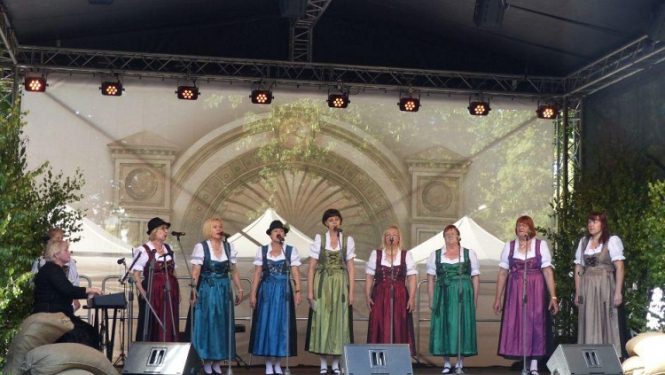 Valsts atbalsta programmas ietvaros Ventspils vācu kultūras biedrība stiprina savu identitāti ar autentiskiem vācu tautas tērpiem