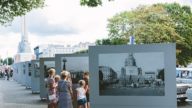 Brīvības laukumā skatāma lielformāta fotoizstāde Baltijas ceļa trīsdesmitgadei