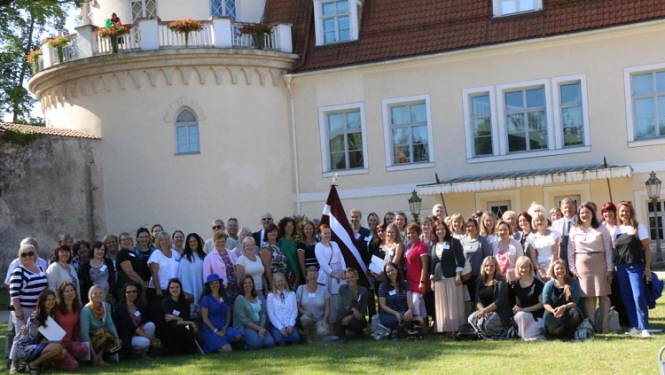 Diasporas skolotāji Latvijā pulcējas profesionālās pilnveides kursos un godina simtgades karogu