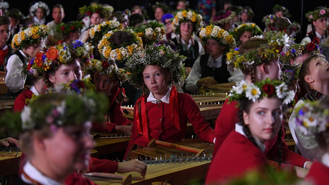 Sestā diena: deju kolektīvu, pūtēju orķestru un bērnu vokālo ansambļu dižkoncerti, kokļu mūzikas nakts, kapelu maratons un amatierteātru izrādes
