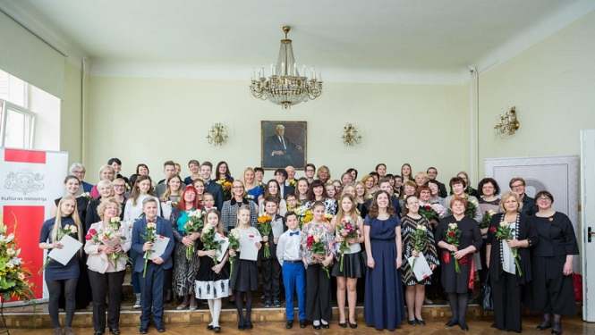 Apbalvoti kultūrizglītības nozares talantīgākie audzēkņi un skolotāji