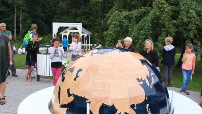 Atklāts parks pie Engures Saieta nama