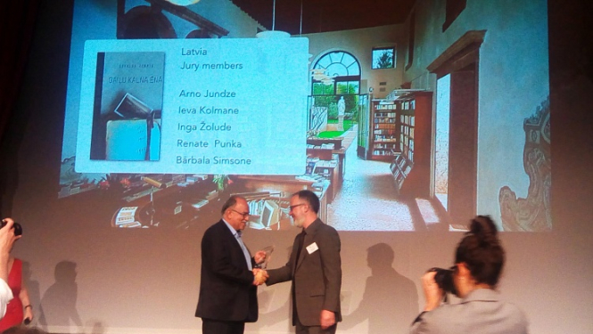 Osvaldam Zebrim pasniedz Eiropas Savienības literatūras balvu