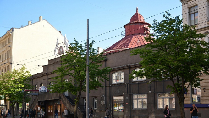 Pildot tiesas prasību, valdība bijušajiem Merķeļa ielas 4 nama īpašnieka mantiniekiem lemj izmaksāt kompensāciju