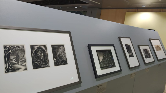 Izstādes “Ebreju mākslinieki starpkaru Latvijā: meklējumos” ekspozīcija Latvijas Nacionālajā bibliotēkā. 2021. Publicitātes foto