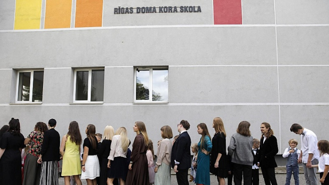 Rīgas Doma kora skolas jaunie mūziķi no virtuāliem priekšnesumiem atgriežas koncertdzīvē