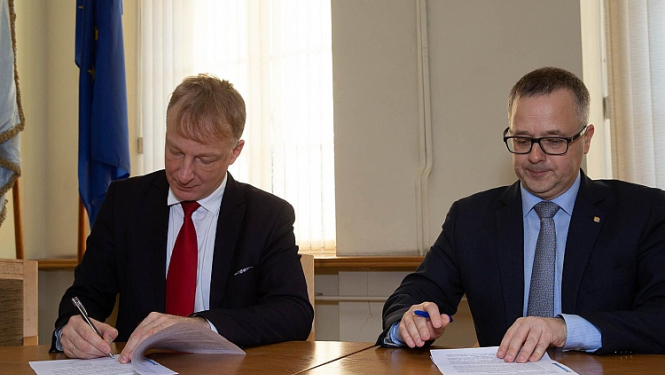 Noslēgts sadarbības līgums starp Jāzepa Vītola Latvijas Mūzikas akadēmiju un AS “Latvijas Finieris”