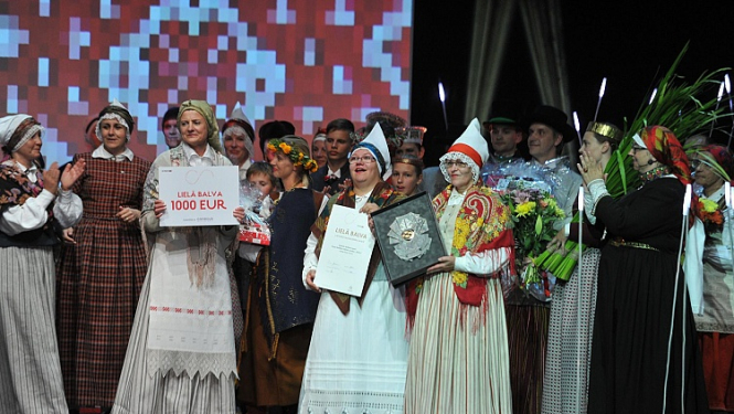 Dziesmusvētku Lielo balvu tautastērpu skatē ieguvusi Limbažu kultūras nama Tautas lietišķās mākslas studija DZILNA