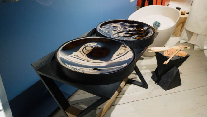 Skats no ekspozīcijas Dekoratīvās mākslas un dizaina muzeja un “DESIGN Latvia” pop-up izstāžu ciklā “Dizaina procesi tuvplānā”. DMDM, 2024. Foto: Jānis Vēveris