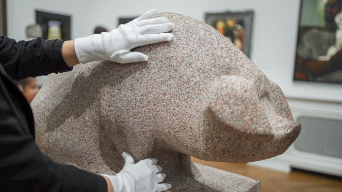 Multisensora ekskursija “Sajust un saklausīt mākslu” Latvijas Nacionālajā mākslas muzejā. Cilvēka rokas baltos cimdos.