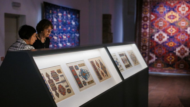 Jūlija Straumes kolorētās fotogrāfijas un zīmējumi izstādē “Atmiņas ģenētiskais kods. Azerbaidžānas paklāji”. Dekoratīvās mākslas un dizaina muzejs, 2024. Foto: Kaspars Teilāns