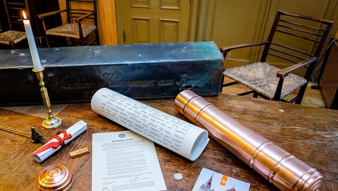 Restaurētais krusts un lode atgriežas Cēsu Sv. Jāņa baznīcas torņa smailē