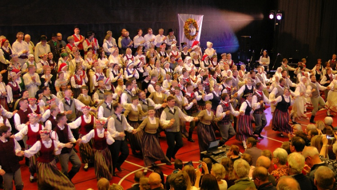 Stokholmā krāšņi izskanējuši Latviešu Reģionālie Kultūras svētki Eiropā Latvijas Simtgadei