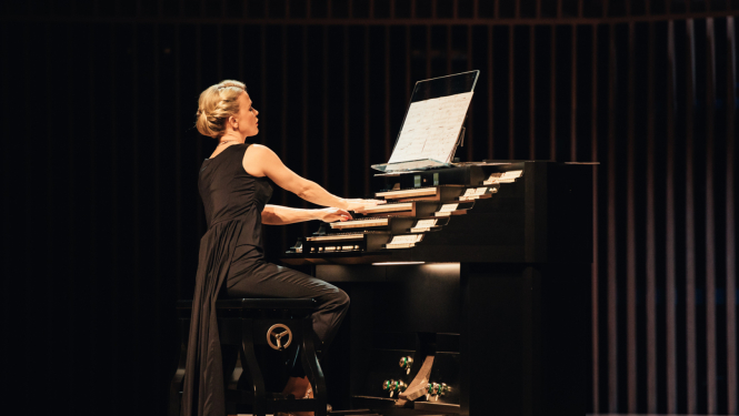 Ērģelniece Iveta Apkalna spēlē ērģeles koncertā uz skatuves