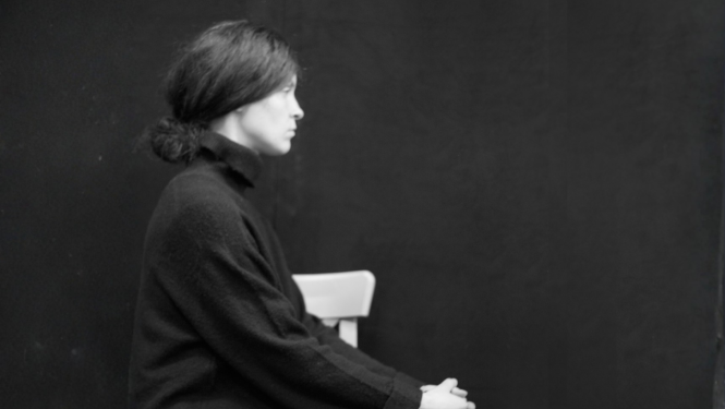 Melnbalts Agneses Rutkēvičas portrets profilskatā