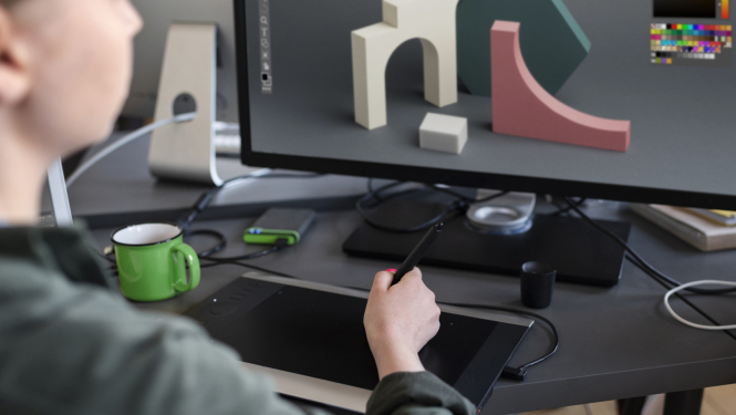 Animācijas veidošanas process pie datora un grafiskās planšetes